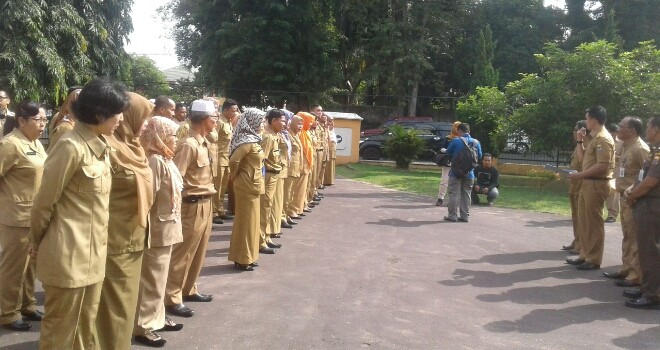 Gubernur Jambi Zumi Zola menyidak PNS pemprov.