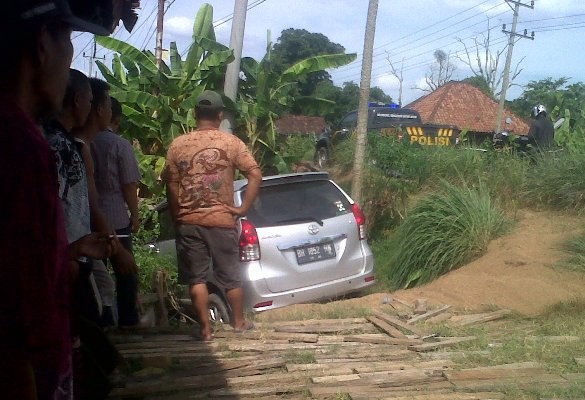 Mobil Toyota Avanza yang terlihat terperosok ke rumah warga di Senaung. 