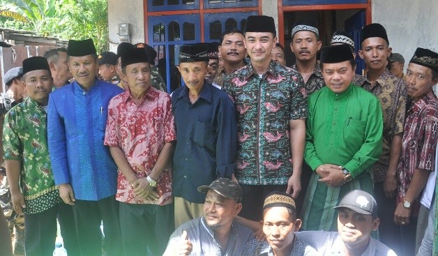 Gubernur Zumi Zola bersama Bupati Merangin Al Haris dan warga Sialang, Pamenang, Merangin (12/7)