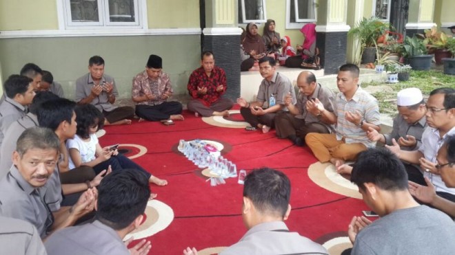 Tahlilan di kediaman Komisioner KPU Provinsi Jambi Desy Arianto Rabu (13/7)