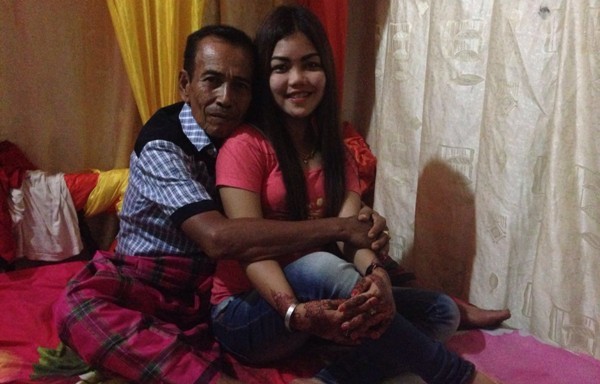 DEKAP ISTRI. Haji Nasir, mendekap istrinya Mila yang baru dinikahi Senin, 11 Juli di Bone. Foto: ASHRY SAMAD/FAJAR