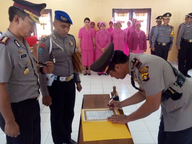 Kapolres memimpin langsung upacara sertijab.