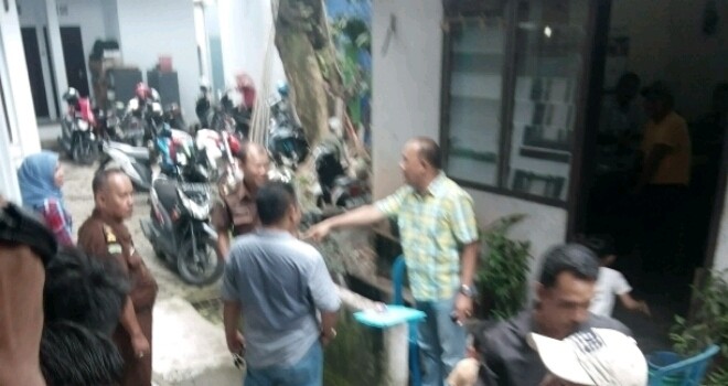 Kaca disdik kota jambi yang dipecahkan.