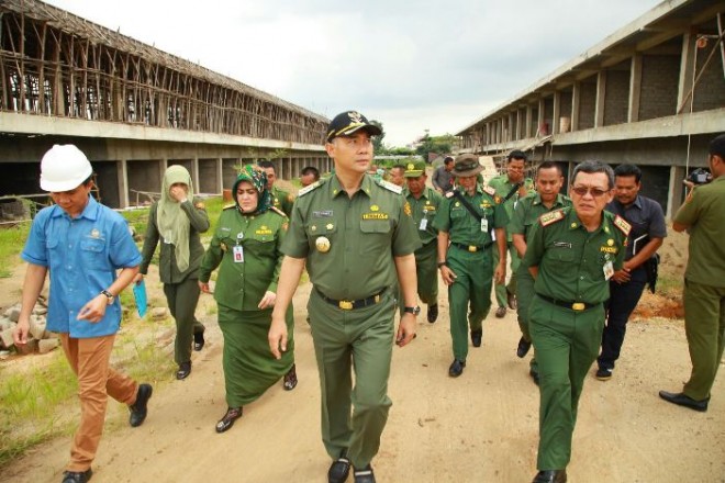 Kadis PU Kota Jambi Khairuddin Fikir (kiri) saat mendampingi Wako Fasha mengecek pembangunan Angso Duo beberapa waktu lalu