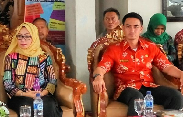 Gubernur Jambi Zumi Zola saat  menghadiri acara Pelepasan Peserta Magang Ke Perusahan se-Provinsi Jambi tahun 2016