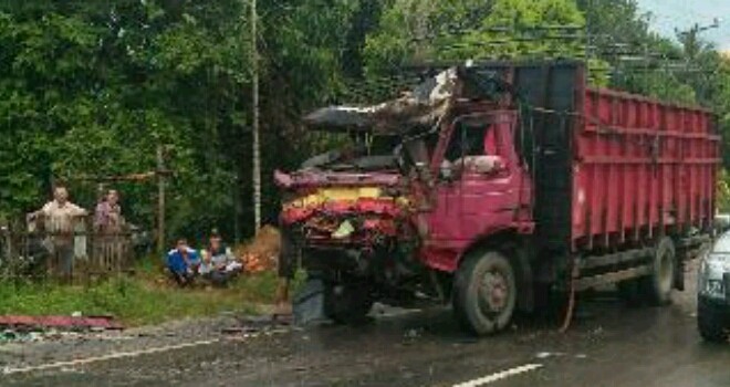 Satu kendaraan yang ringsek bagian depan setelah terjadi tabrakan.