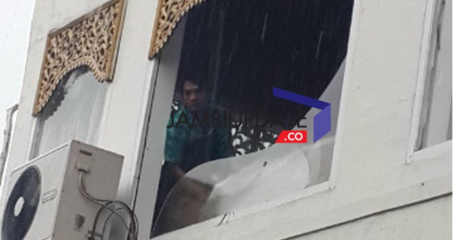 Kaca ruangan bupati Tanjabtim yang pecah akibat hantaman angin kencang sore (15/7)