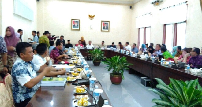 Rapat di ruang Banggar (Badan Anggaran) DPRD Provinsi Jambi, Jumat (15/7).