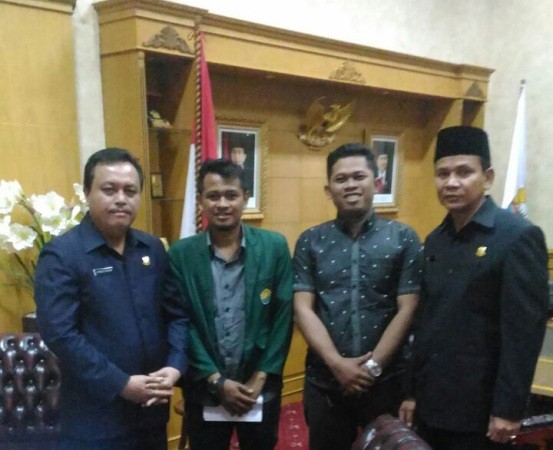 BEM Unbari saat melakukan pertemuan dengan Ketua DPRD Provinsi Jambi, Cornelis Buston di Gedung DPRD Provinsi Jambi.