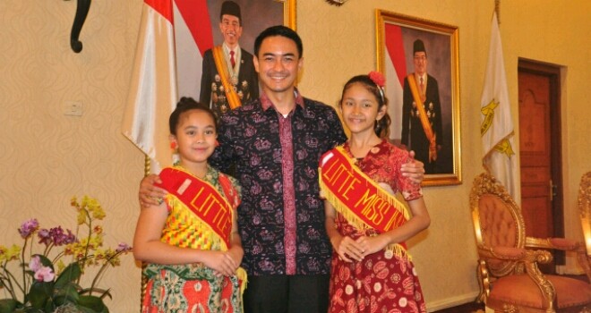 Gubernur Jambi Zumi Zola bersama Anggun Sartika Erinza dan Ratu Nilam Cahaya Putri Pohan. 