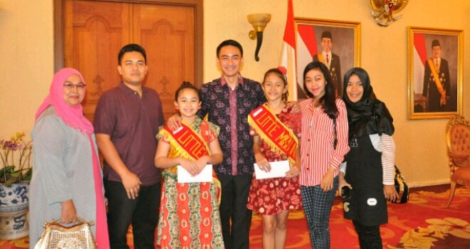  2 Peserta International Little Prince & Princess Indonesia Bersama Gubernur Jambi Zumi Zola.