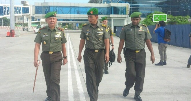 Komandan Korem 042/Garuda Putih, Kolonel Inf Retrizal yang tiba di bandara sultan thaha jambi.