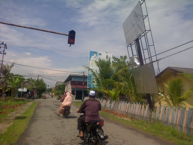 Reklame yang hampir roboh.