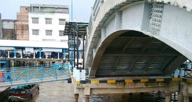 Jembatan LASDP Kuala Tungka yang miring.