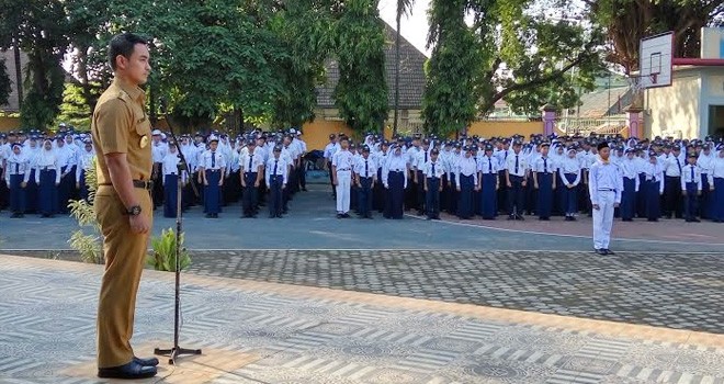 Gubernur Jambi H. Zumi Zola Zulkifli, pimpin upacara bersama ratusan siswa siswi di Kota Jambi.