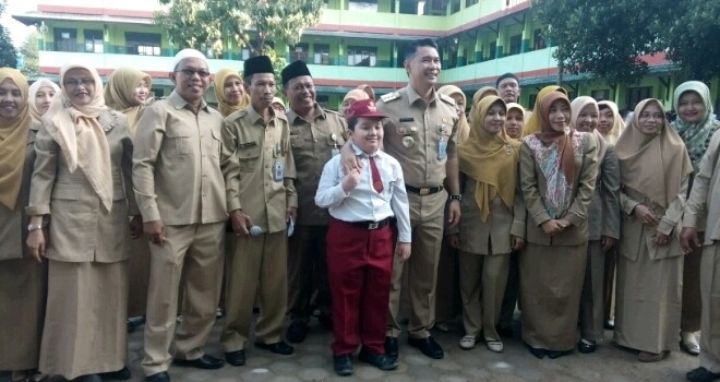 Wali Kota Jambi Fasha, bersama anak dan puluhan siswa siswi sekolah dasar.