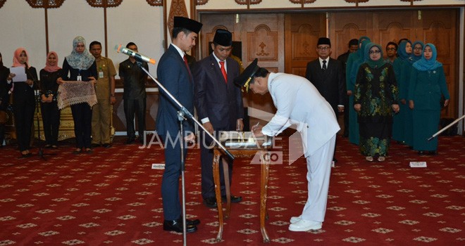 Pj Bupati Muaro Jambi menandatangani berita acara pelantikan di rumah dinas Gubernur Jambi Selasa (19/7)