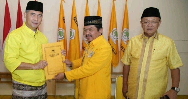 Tantowi Jauhari (TJ) bersama Cek Endra (CE) saat menyerahkan formulir pendaftaran kandidat Golkar kepada Sy Fasha beberapa waktu lalu. TJ optimis bisa membuyarkan rencana duet CE-Hilal dan berharap CE memilihnya menjadi wakil.