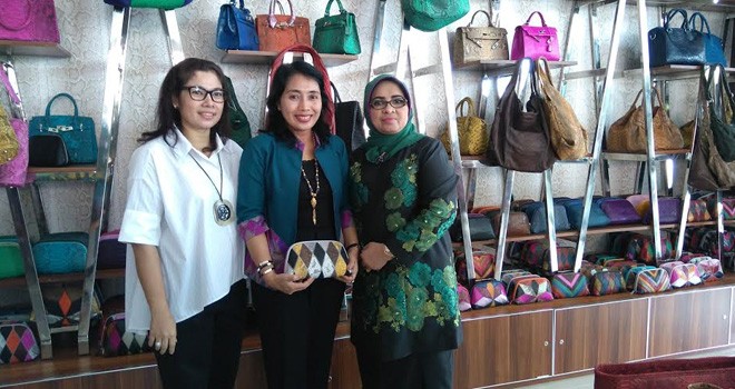 Rahima didampingi oleh istri Sekretaris Daerah Provinsi Jambi, Hj.Lovia Trisna Ridham Priskap bersama Istri Menteri Koperasi Bintang Darmawati Puspayoga.