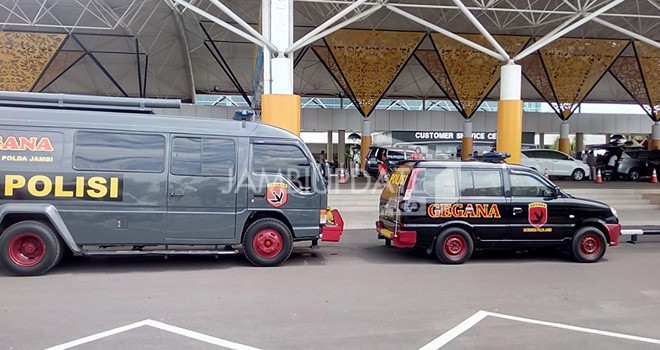 Mobil gegana polda jambi yang parkir di halaman lobby bandara sultan thaha jambi, selasa (19/7).