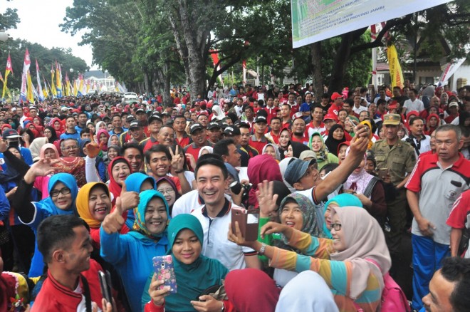 Gubernur Zumi Zola diserbu warga untuk photo selfie