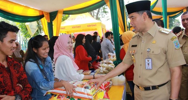 Wali Kota Jambi H. Syarif Fasha, memberikan arahan kepada pelaku UMKM.