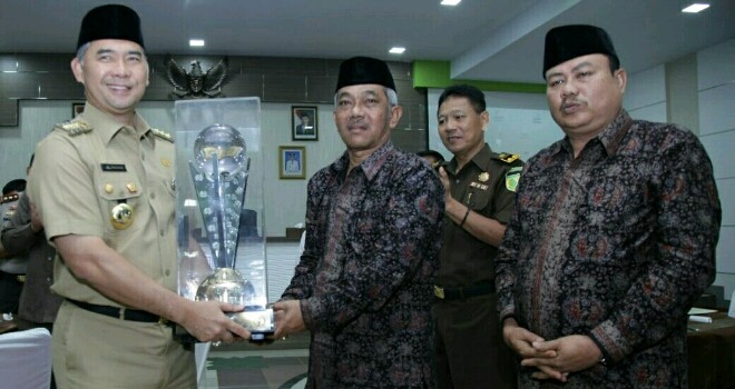 Tropi Juara Umum MTQ tingkat Provinsi Jambi ke 46 tahun 2016.