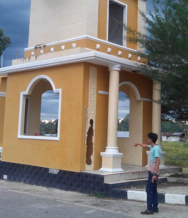 Gapura Pemkab Sarolangun yang sudah mulai rusak