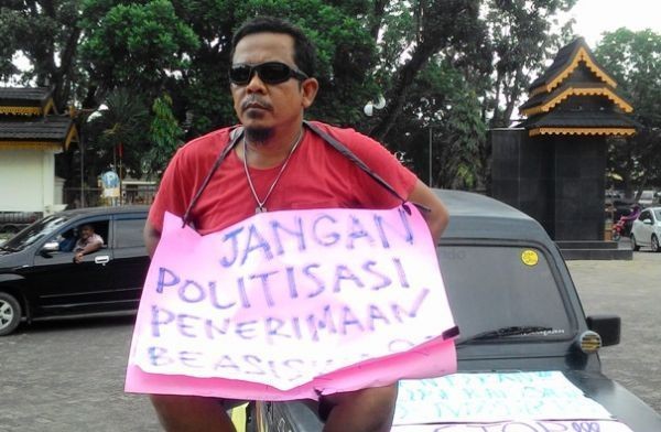 Salah satu aksi tunggal aktivis Jambi Tajri Dannur beberapa waktu lalu