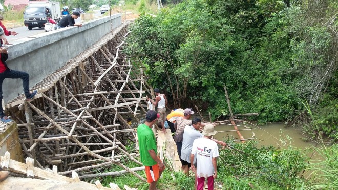 Warga mendatangi lokasi proyek jembatan Rabu (20/7)