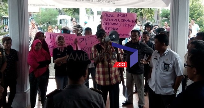 Demontras di Kantor Disdik Kota Jambi pagi ini (20/7)