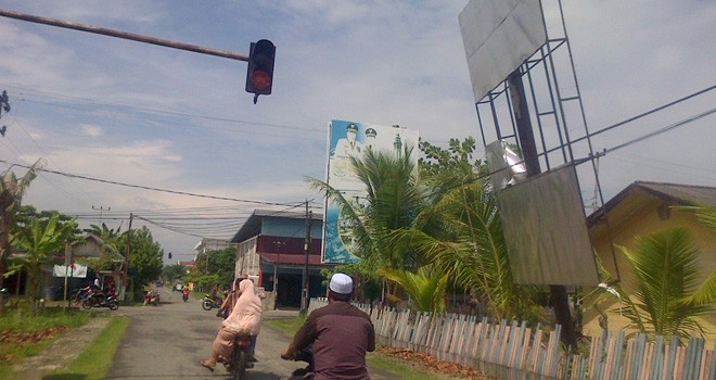 Kondisi Billboard atau papan reklame yang miring, membuat Wakil Bupati Tanjabbar gerah atas kinerja camat Tungkal Ilir.
