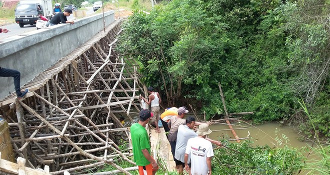 Imbas dari proyek provinsi, 50 hektar lahan padi milik petani terendam.