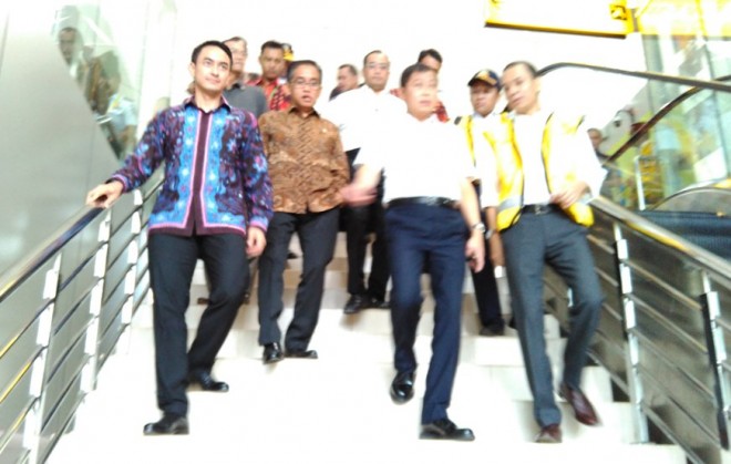 Menhub RI Ignasius Jonan disambut Gubernur Jambi Zumi Zola di Bandara Sultan Thaha Jambi Kamis (21/7)