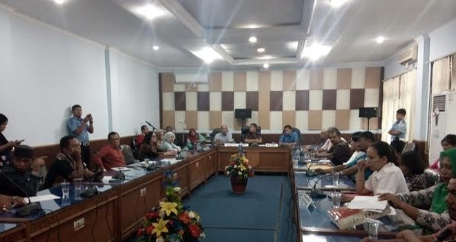 Puluhan orang tua siswa mendatangi gedung DPRD Kota Jambi.