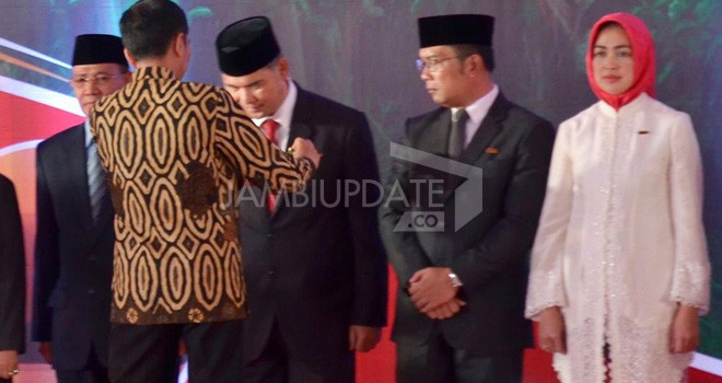 Presiden Republik Indonesia, Ir Joko Widodo memberikan penghargaan Lencana Karya Pembangunan.