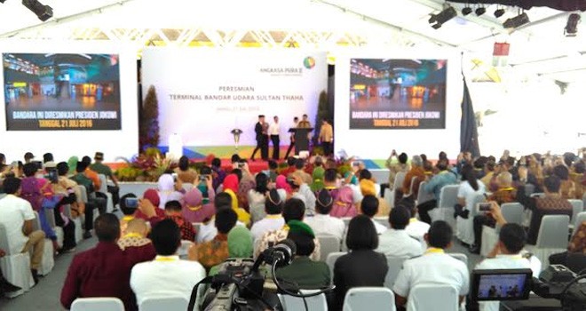 Presiden Jokowi dan disaksikan Gubernur Jambi Zumi Zola beserta pejabat tinggi lainnya dan pihak Angkasa Pura II meresmikan terminal Bandara Sultan Thaha Jambi.