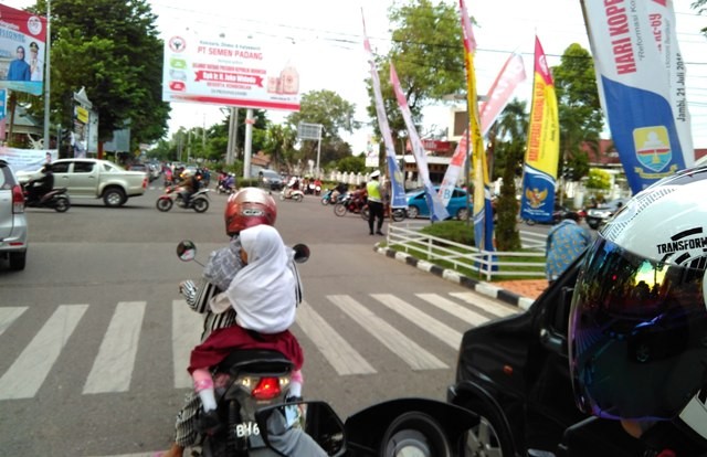 Pengamanan di salah satu ruas jalan utama menuju ke lokasi acara puncak Hari Koperasi Nasional di Jambi Kamis (21/7)