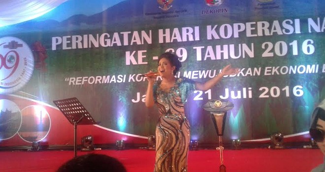 Krisdayanti yang tengah menyanyikan lagu daerah Jambi.