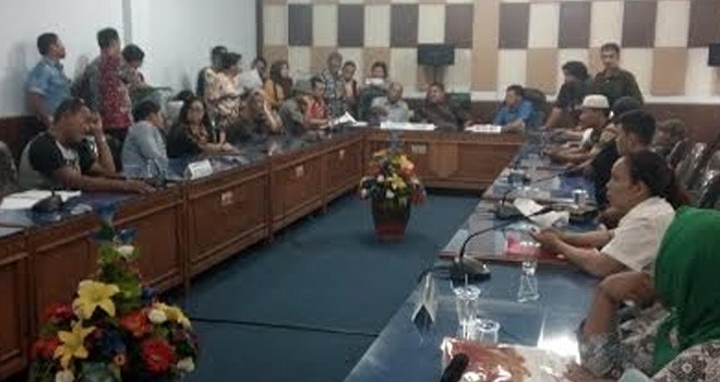 Puluhan orang tua siswa mendatangi gedung DPRD Kota Jambi.