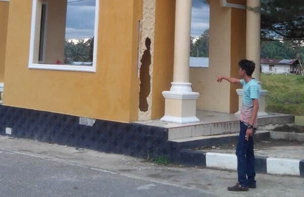 Salah satu bagian di gapura Kantor Bupati Sarolangun yang mengalami kerusakan