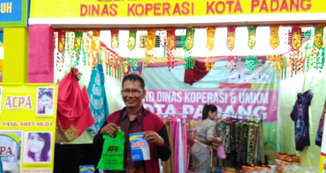 Stand Dinas Koperasi dan UMKM Kota Padang pada Harkopnas Expo di Provinsi Jambi.