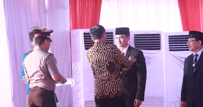 Gubernur Jambi Zumi Zola menerima penghargaan Satya Lencana Pembangunan.