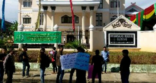 Demo di Kantor Kejari Muara Bungo.