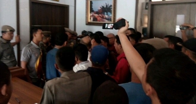 Orang tua wali murid bersama DPRD Kota Jambi mendatangi Kantor Walikota Jambi (22/7)