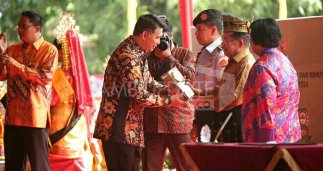 Walikota Jambi SY Fasha menerima Piala Adipura Kencana dari Wapres RI Jusuf Kalla di Riau