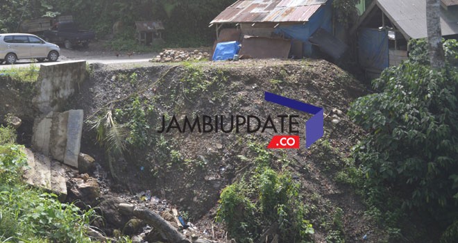 Pembatas jalan Kerinci-Bangko yang ambruk ke jurang beberapa kilo meter jelang Desa Birun, Pangkalan Jambu, Merangin