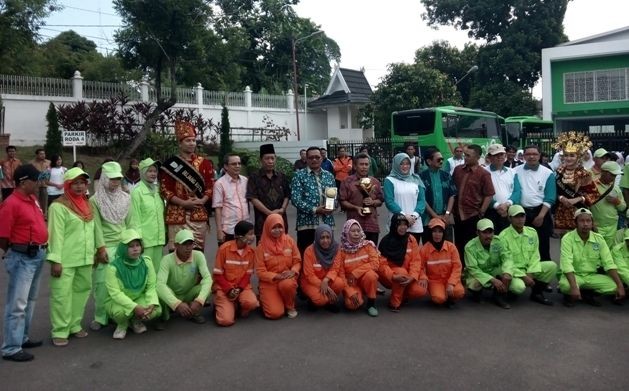 Piala Adipura Kirana saat sampai di rumah dinas Walikota Jambi Sabtu (23/7)