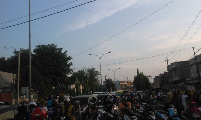 Akibat tidak adanya lahan parkir, keberadaan minimarket sebabkan kemacetan di Simpang Rimbo.