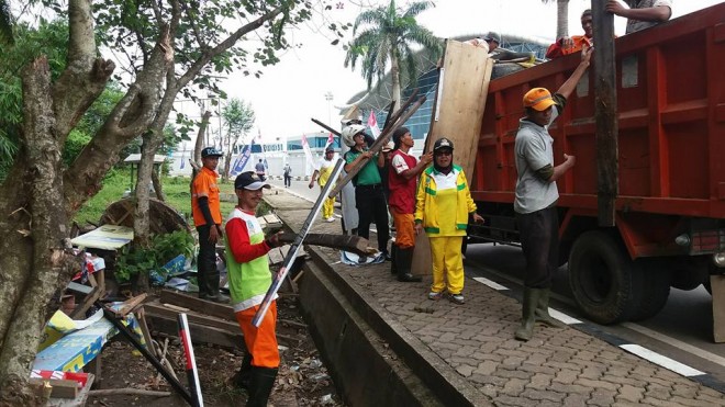 Pihak Kecamatan Paal Merah saat menertibkan PKL yang berjualan disekitar bandara, Minggu (24/7).